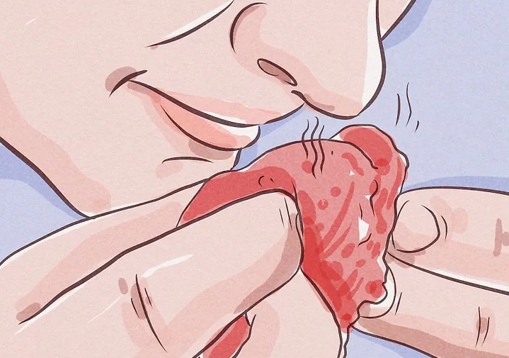 고기에서 이상한 냄새가 나는지 확인한다