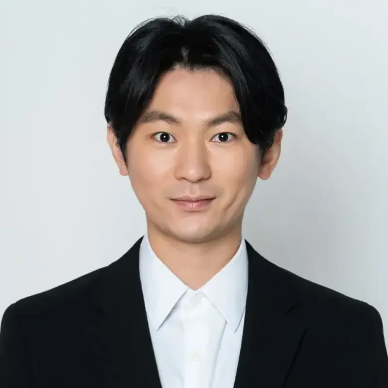 검은 양복을 입고 있는 소방서 옆 경찰서 그리고 국과수의 공명필