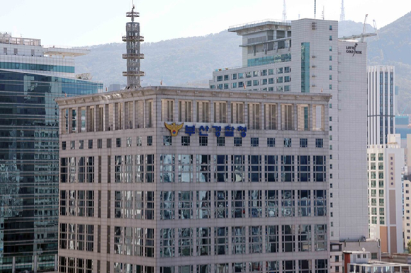 경찰이 24일 부산 유흥가에서 '눈이 마주쳤다'는 이유로 40대 남성을 10여분 간 무차별 폭행한 20대 조직폭력배 2명을 입건했다. 사진은 부산경찰청 전경. [사진=뉴시스]