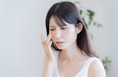 피부가 칙칙한 여성