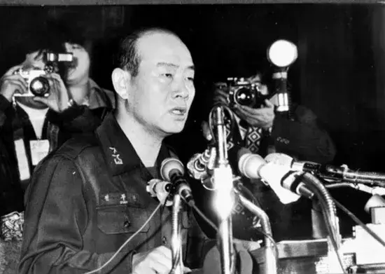 좌-10.26 사건에 대한 중간수사 발표하는 전두환