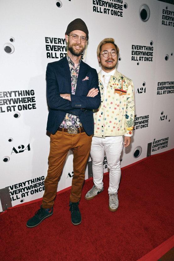 다니엘 콴 &amp; 다니엘 쉐이너트의 전신 사진