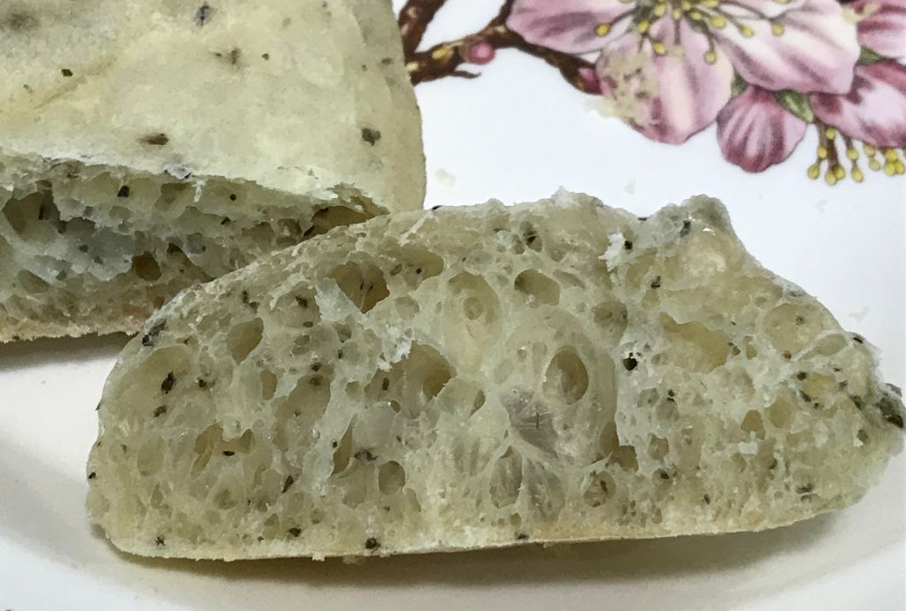 폴앤폴리나 허브빵 단면 사진입니다. 빵의 질감과 기공이 잘 보입니다.