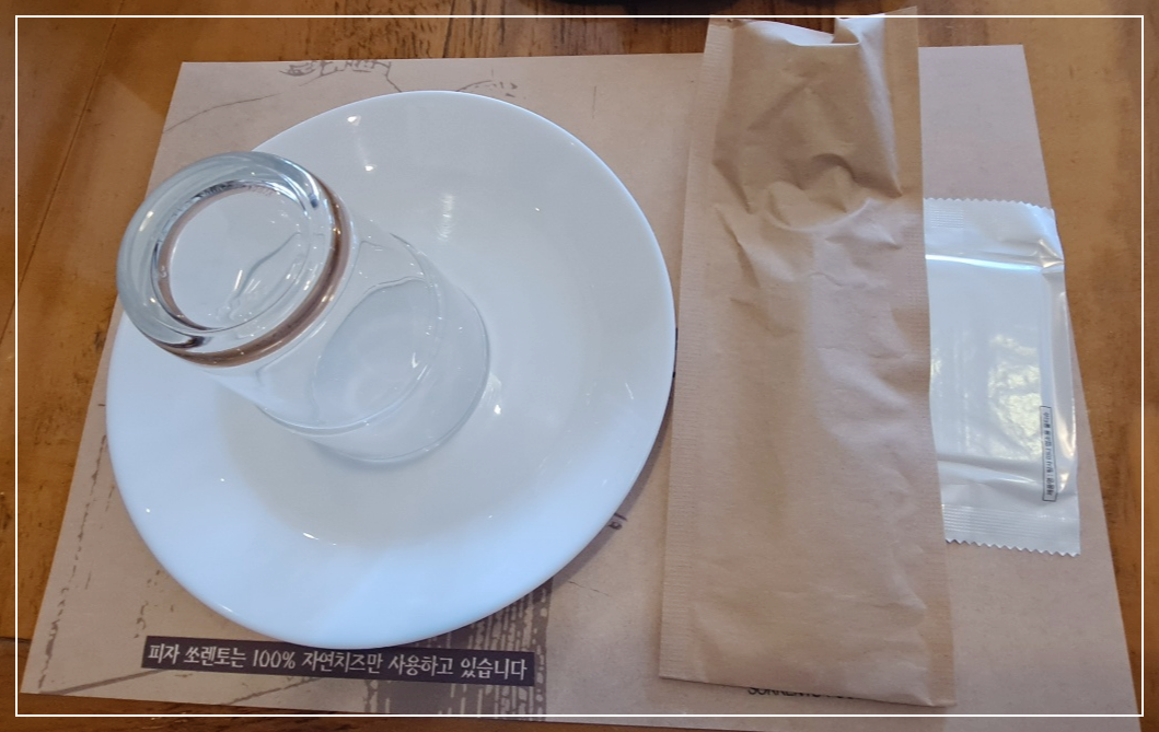 앞접시-물컵-포크-나이프-물티슈