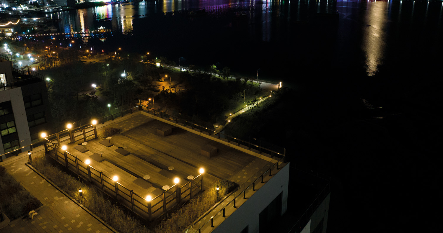 속초 전경과 함께하는 루프탑 수영의 즐거움