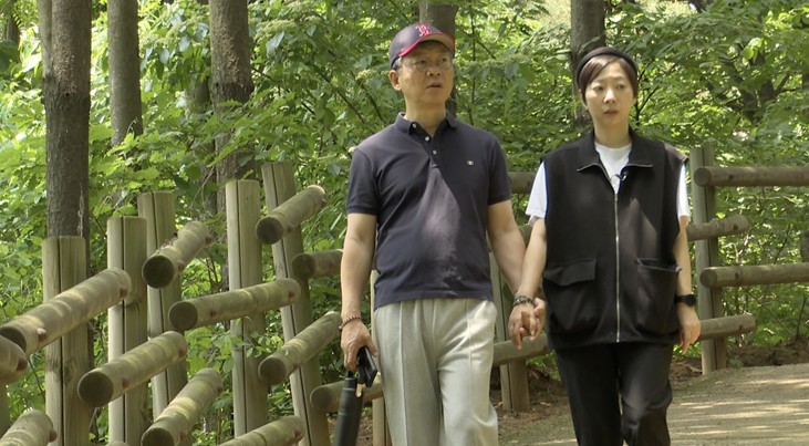 부부가-손을-잡고-산책을-한다