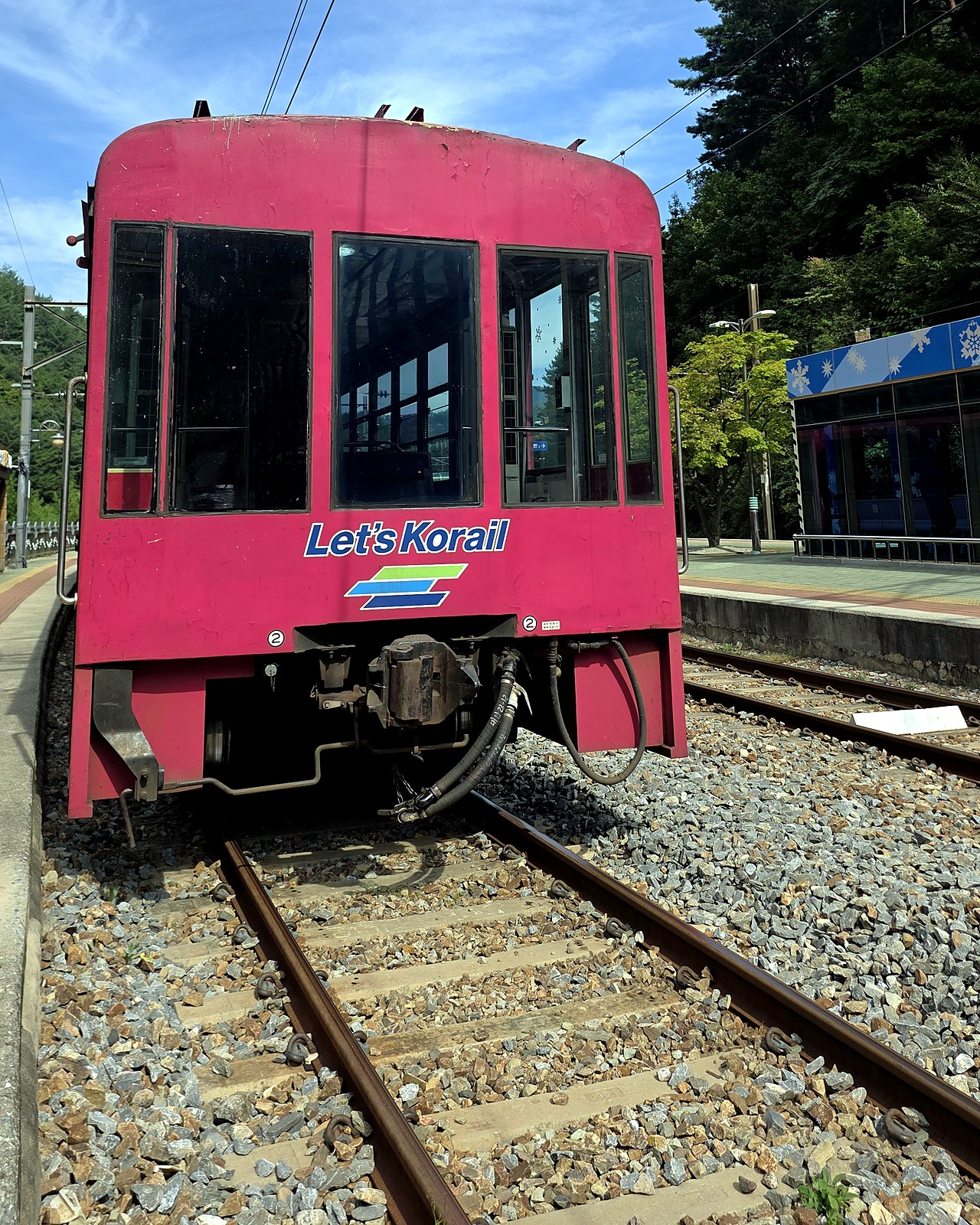 분천역에 선 붉은색 백두대간협곡열차 V-train 끝 칸