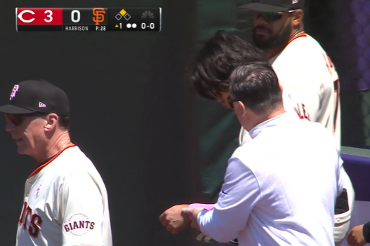 신시내티 레즈와의 경기에서 충돌하며 어깨 탈구 부상을 당한 이정후