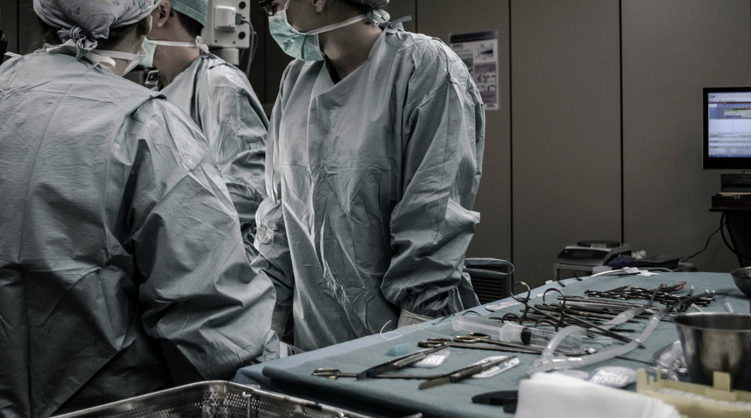 수술 중인 간호사와 의사