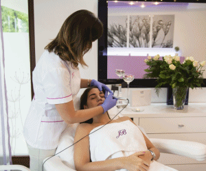 히알루론산 이용한 피부관리 중인 여성