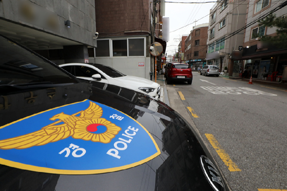 전날 양손에 흉기를 든 30대 남성이 경찰과 대치 후 체포되는 사건이 발생한 서울 은평구 갈현동 한 빌라에 경찰이 출동해 있다. [사진=뉴시스]