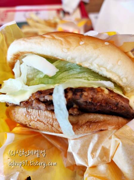 롯데리아 치즈no.5 햄버거 측면
