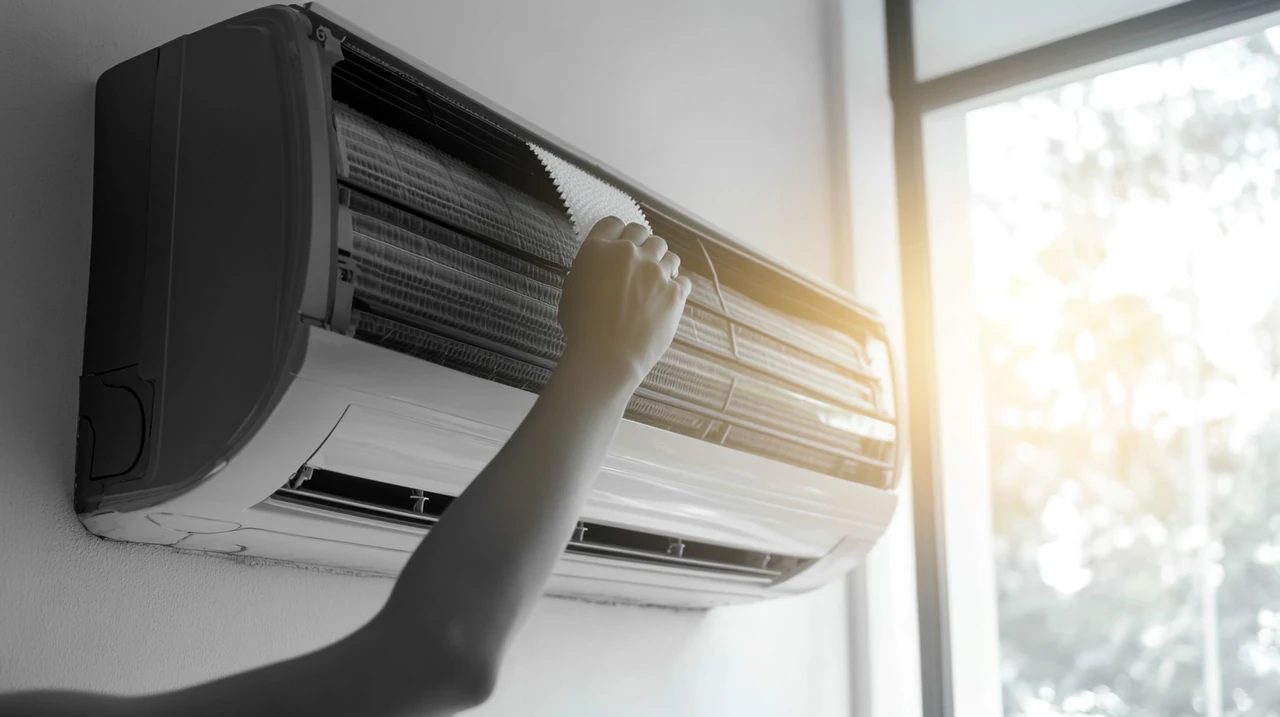 에어컨 필터를 손쉽게 청소하며 성능 최적화 및 공기질 개선을 실현하는 모습. 간편 청소로 에어컨의 효과적인 사용과 에너지 절약을 강조합니다.