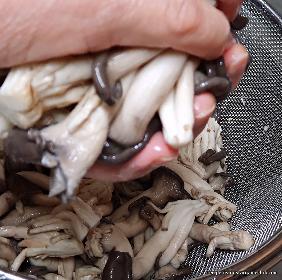 느타리버섯의 물을 짜는 사진