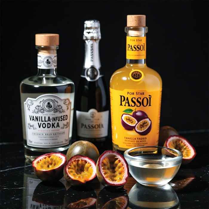 폰스타 마티니 재료 - 바닐라 보드카, 패션후르츠 리큐르, 신선한 패션후르츠와 프로세코