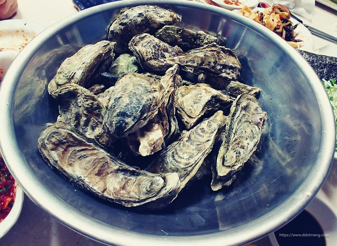 접시에 담긴 각굴찜