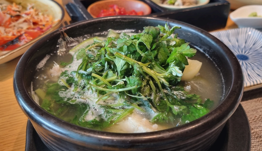 쑥국 뚝배기 이미지
