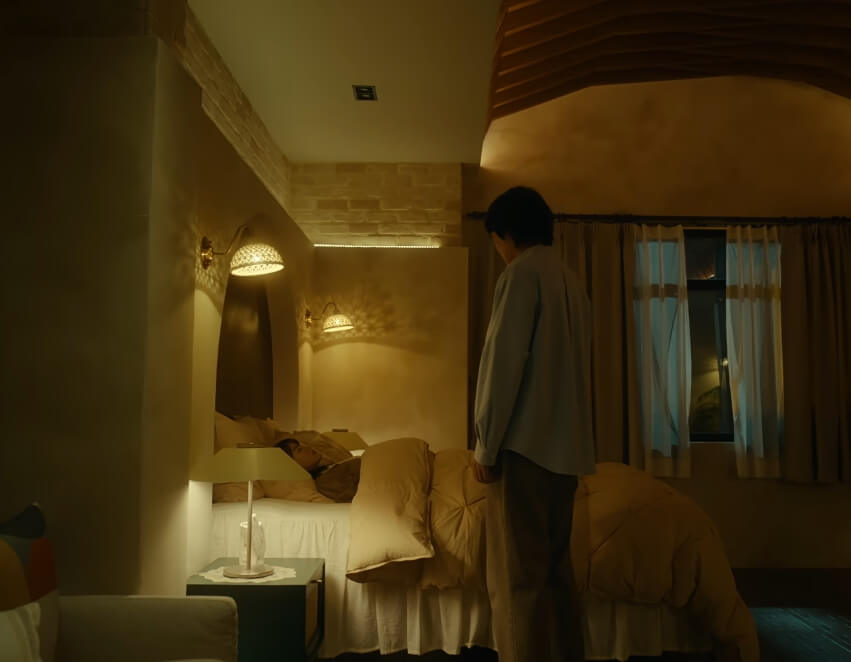 잠에 빠진 다해를 지켜보고 있는 귀주