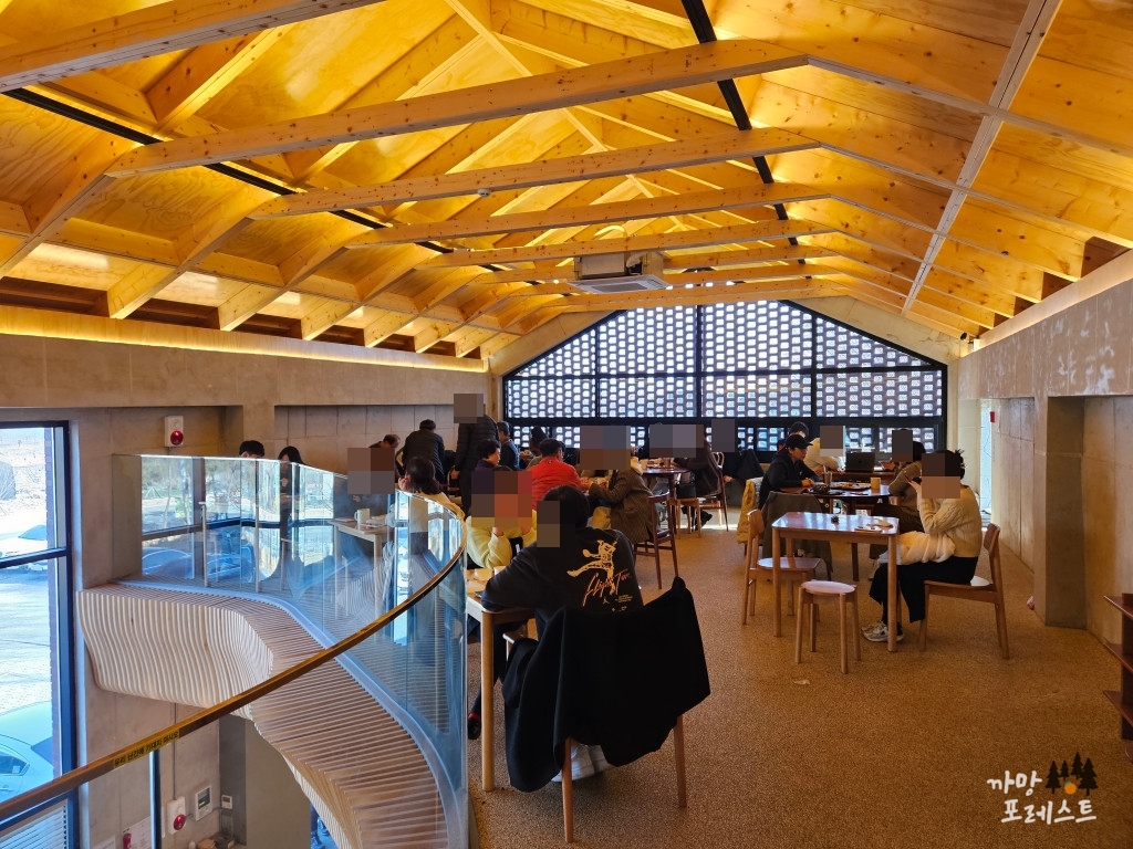 커피트레인 2층 내부