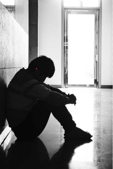 트라우마로 인하여 고통스러워 하는 사람