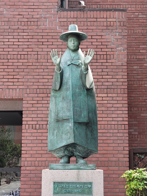 사진은 서울 한강성당 안에 있는 성 김대건 안드레아 신부 상입니다. 최종태 요셉 선생님의 작품입니다. 매우 독특해서 인상 깊었던 기억이 납니다.