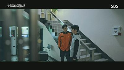 경찰 내부에 범죄에 가담한 사람이 있다고 이야기를 나누고 있는 봉도진과 형사의 모습입니다.