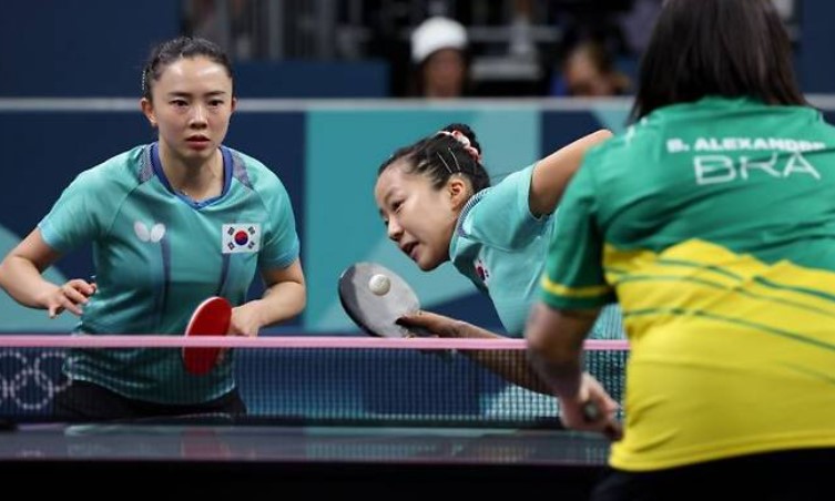 서비스 하는 신유빈