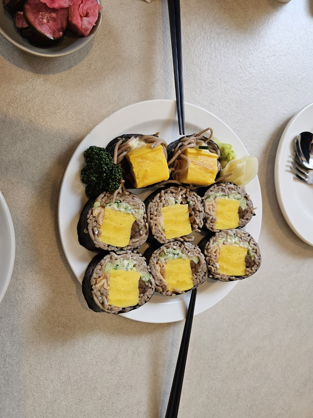 성수 오밀 메밀 김밥, 메밀면과 계란말이가 들어간 독특한 김밥 메뉴