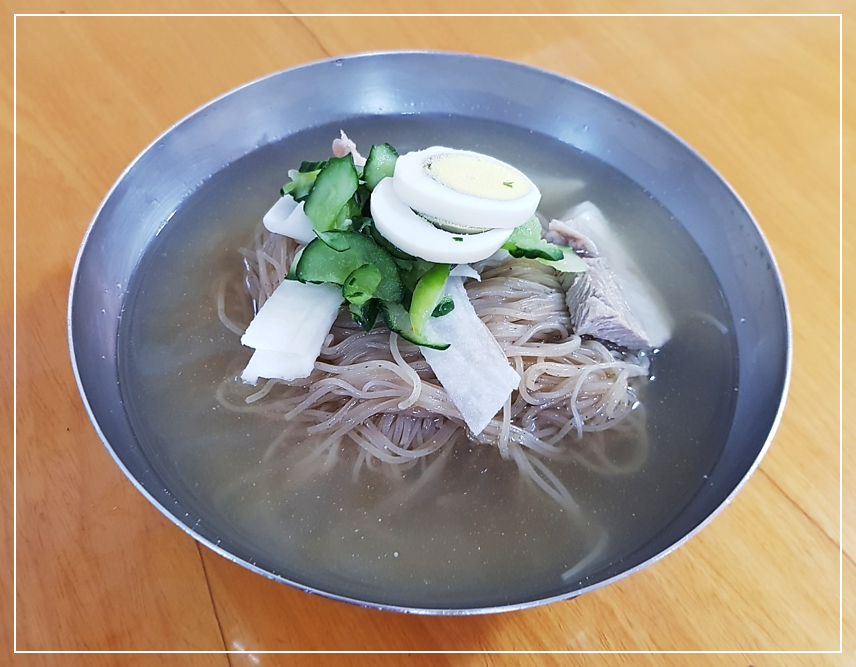계란과 돼지고기 등 각종 고명이 올려진 부원면옥의 평양식 물냉면