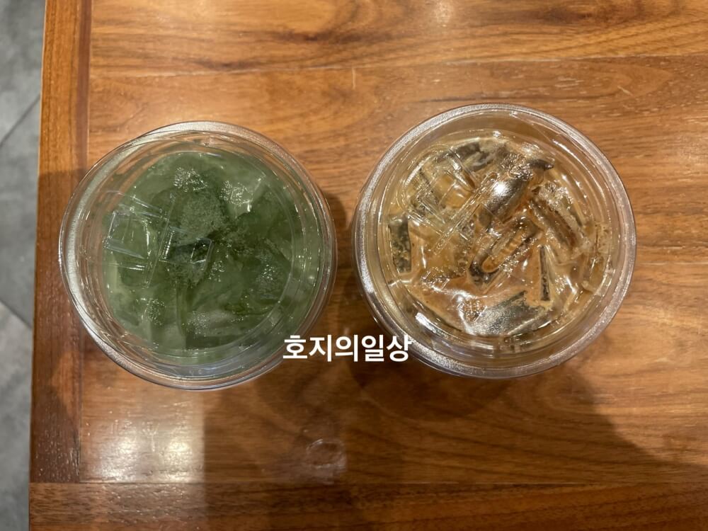 폴바셋 - 오트 쑥 라떼와 제주 말차 카페 라떼 색비교