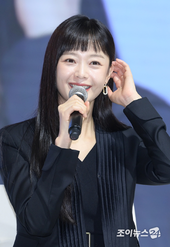 배우 전소민이 24일 오후 서울 반포동 새빛섬 플로팅아일랜드에서 진행된 한 메디컬 에스테틱 브랜드 론칭행사에 브랜드 모델로 참석하고 있다. [사진=정소희 기자]