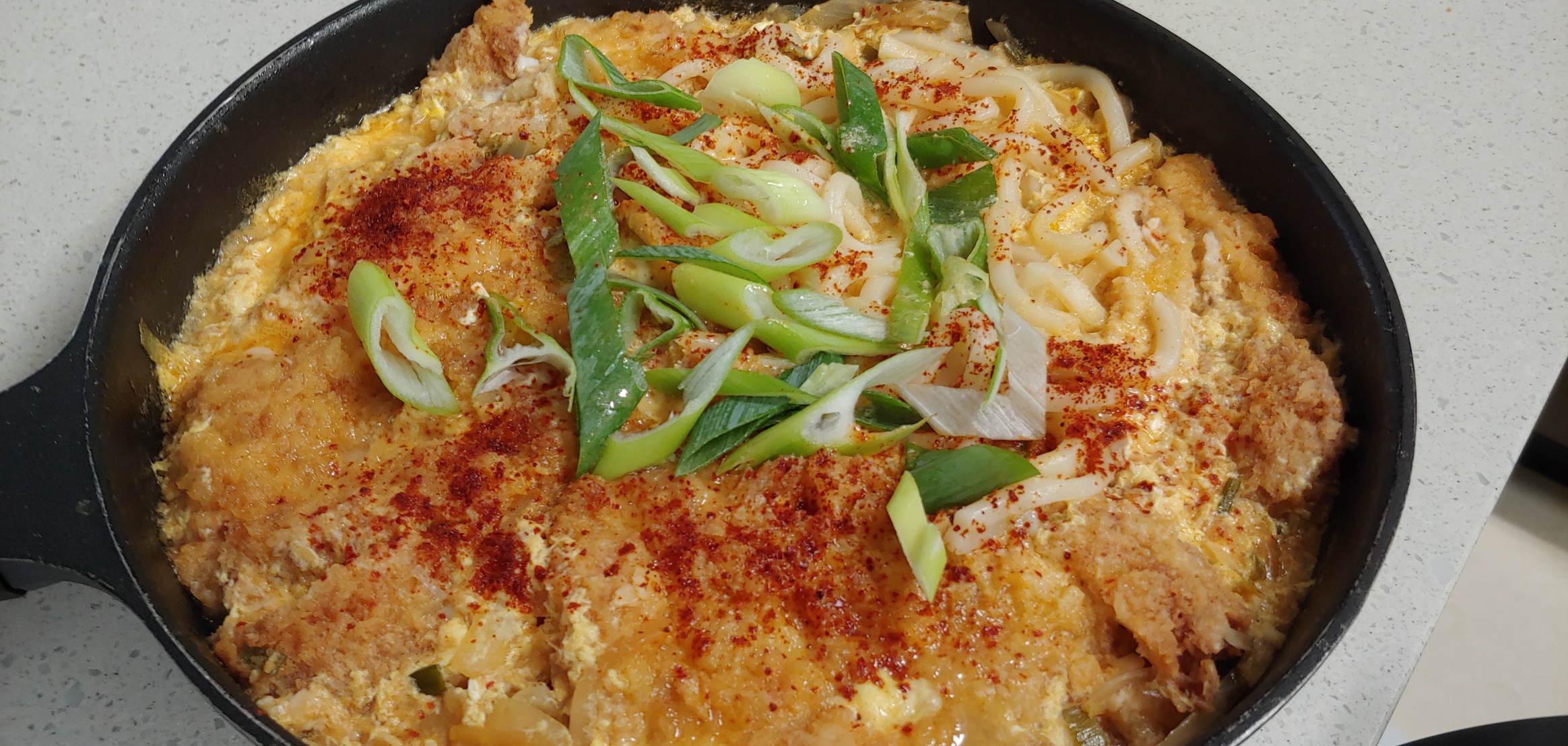 고추가루가 있고없고의 차이가 큽니다. 고추가루 고명은 반드시 넣어줍시다.