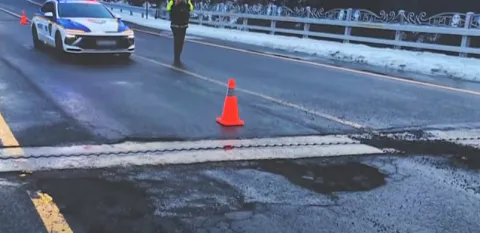 도로 위 포트홀로 경찰관 통제