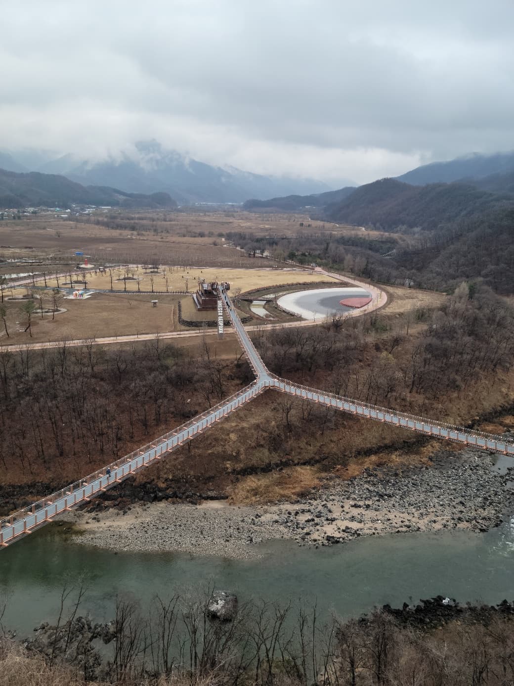 Y자 출렁다리