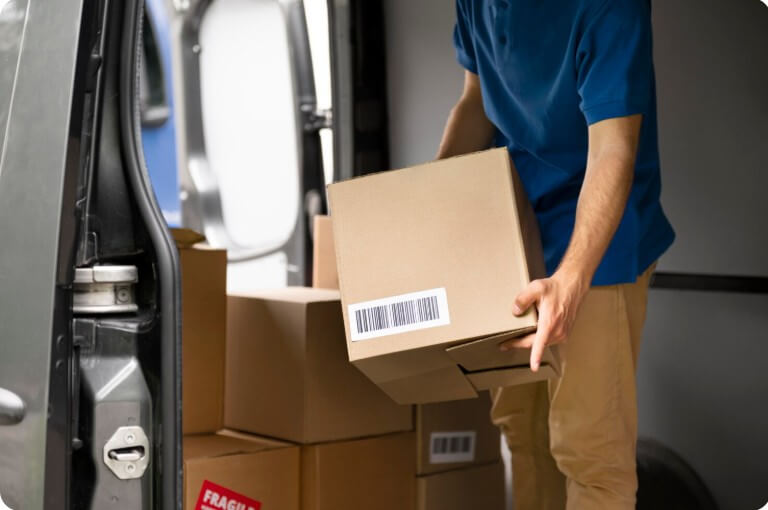 트럭에 물건을 옮기고 있는 택배기사