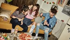 이사한집-거실에서-세명이-환하게-웃으며-소파에-앉아-축하파티를-여는-모습