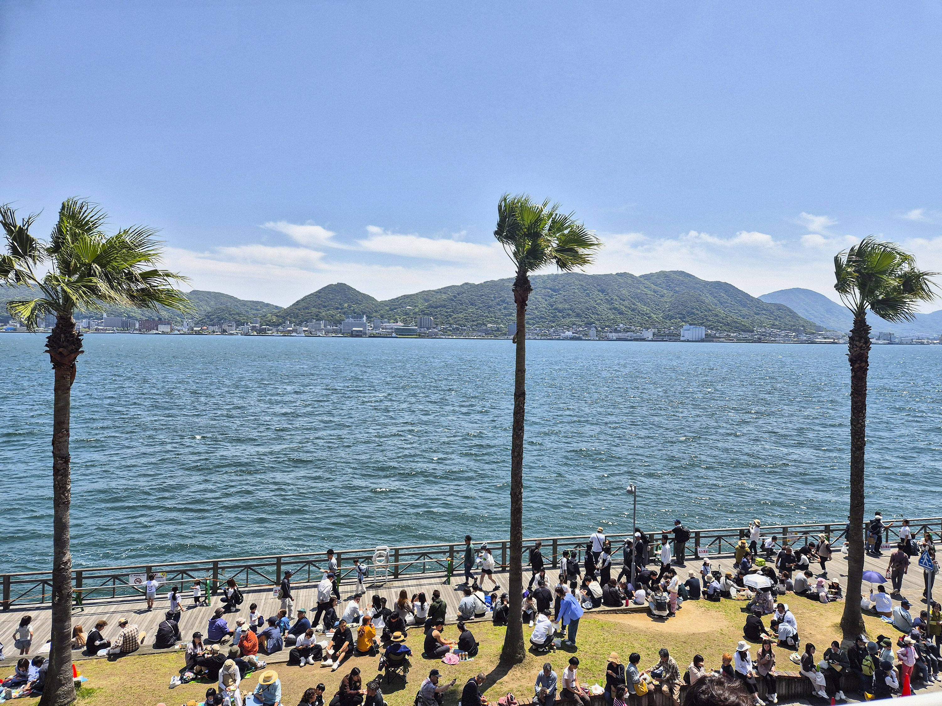 구매한 음식은 바로 바깥에서 먹을 수 있다.
