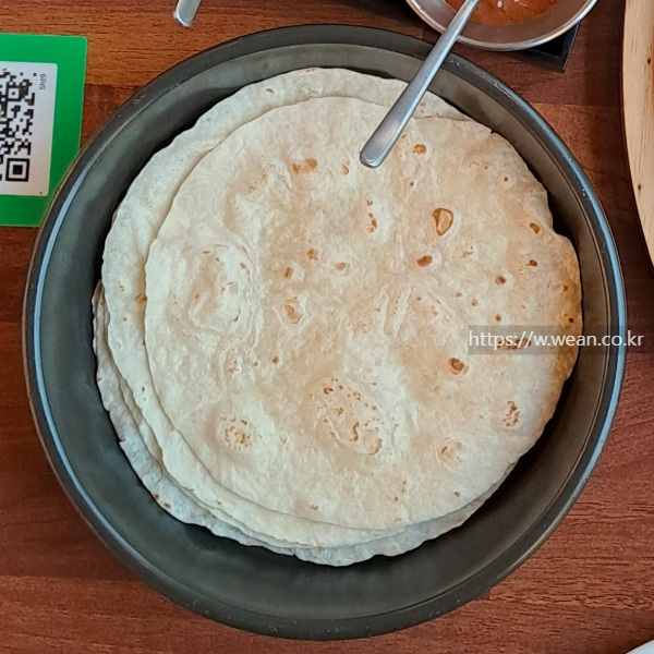 접시에 또띠아가 담겨 있어요.