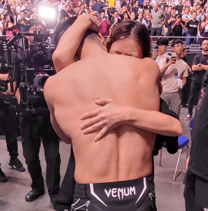 경기 종료 후 정찬성이 아내를 안고 우는 장면