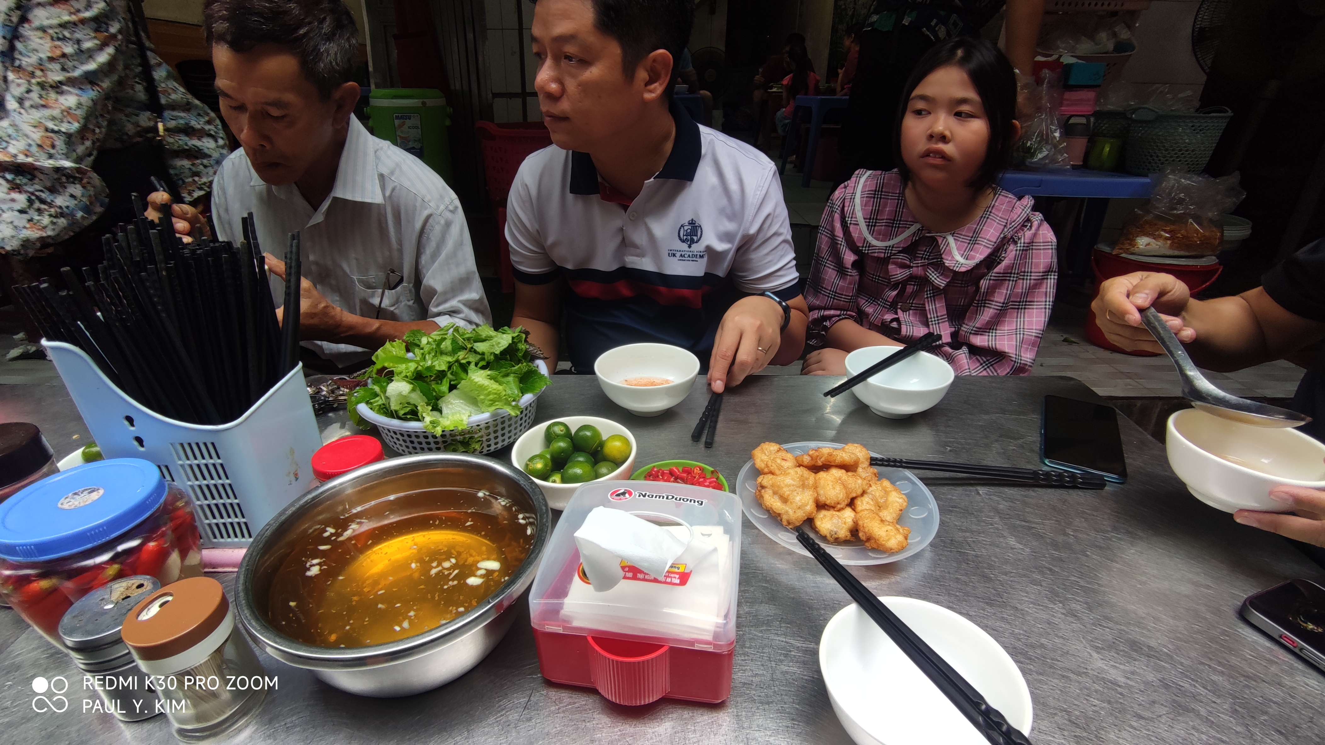 하롱 인기 맛집에서 학교 선생님 가족들과 아침 식사