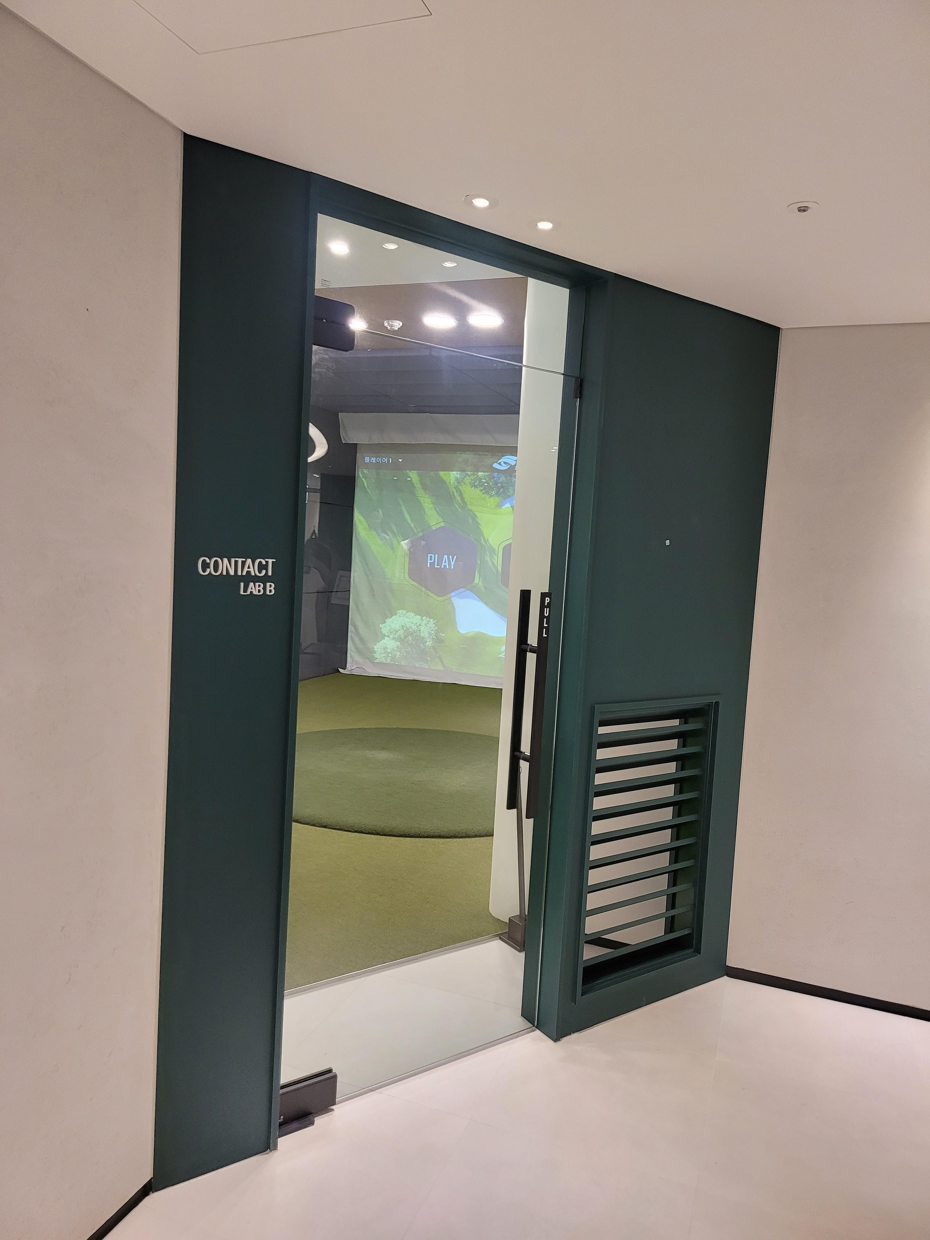 디어프로치 로비와 스윙랩&amp;#44; 바스키아 매대