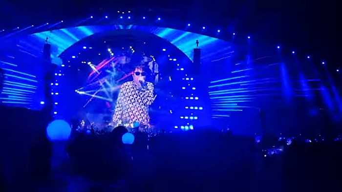 중앙-무대에-선-조용필