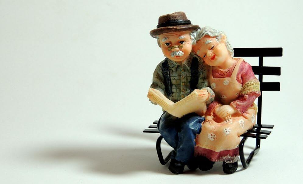 벤치에 앉아 있는 다정한 노부부