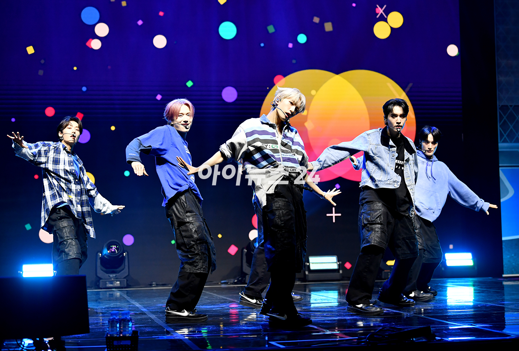 그룹 미래소년이 19일 오후 서울 서대문구 신촌캠퍼스백주년기념관 콘서트홀에서 열린 미니 5집 'Boys will be Boys' 발매 기념 쇼케이스에서 무대를 선보이고 있다. [사진=곽영래 기자]