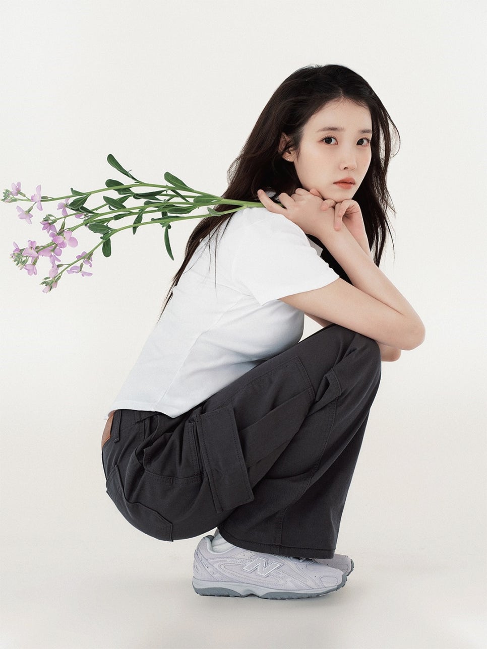 트렌디한 핏의 카고 팬츠에 시그니처 그레이 컬러 뉴발란스 204L을 착용한 아이유의 힙한 스트릿 룩