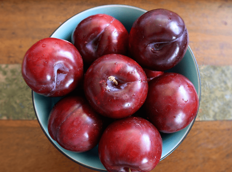 접시 위에 자두