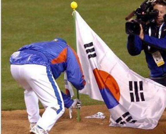 마운드에-꽂힌-태극기