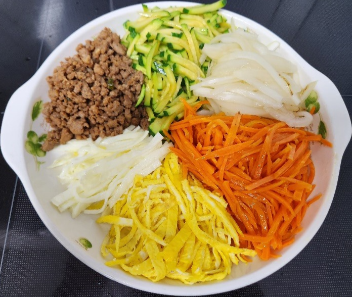 볶음 야채 담기
