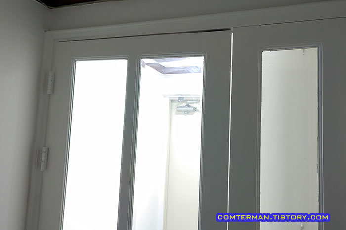 현관 중문 틈새