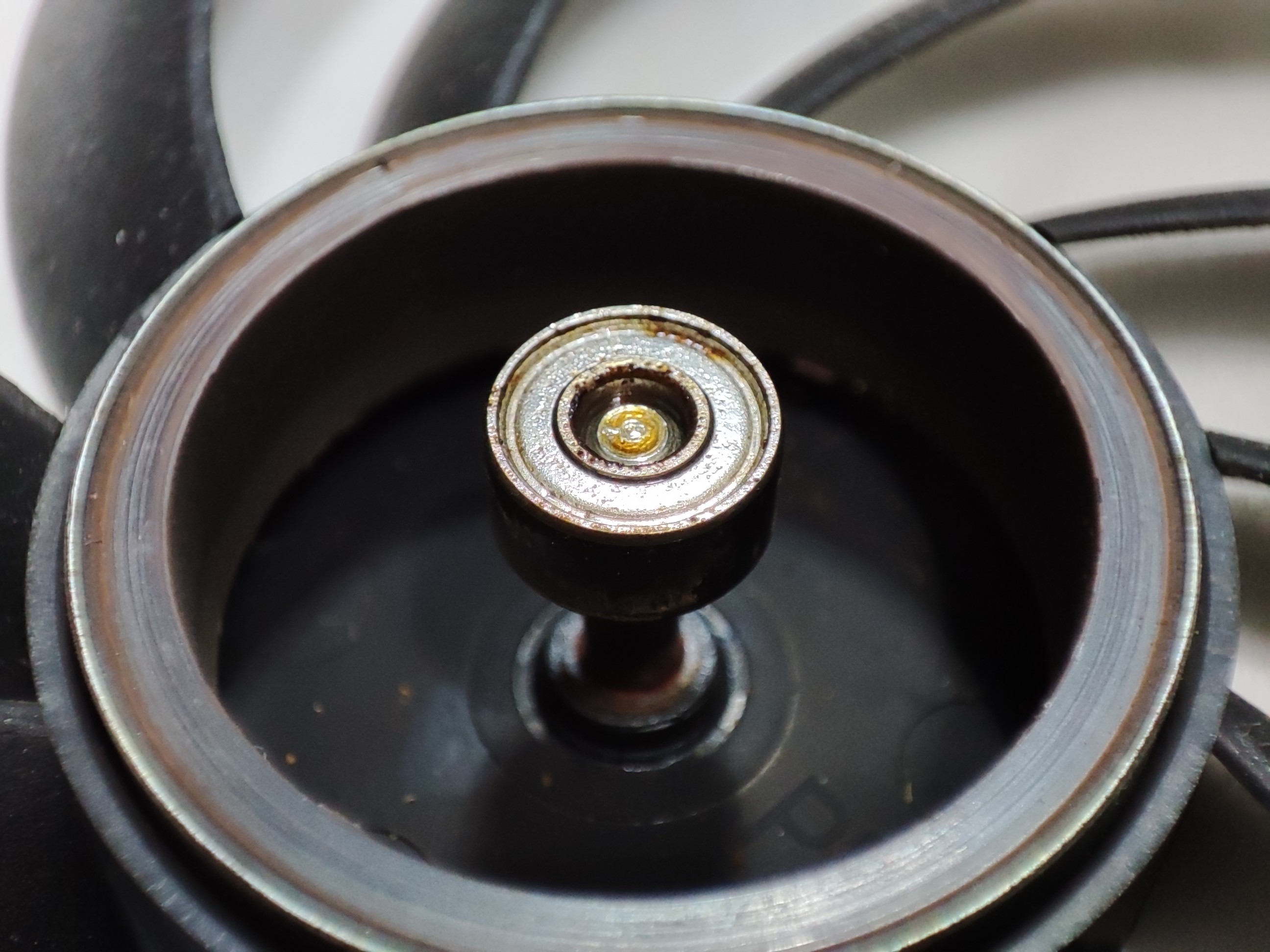 볼베어링처럼 보이는 원통형 베어링이 있네요.